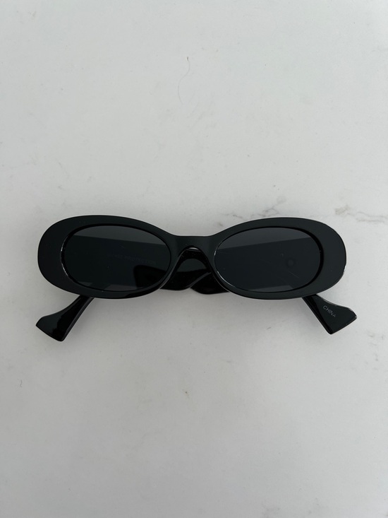 Accessories - Women's Black Oval Sunglasses - Classic Chic
